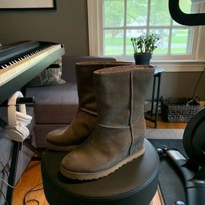 In excellent like new condition Ugg Femme slate short boots size 8